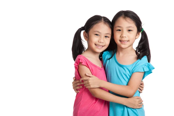 Aziatische meisjes glimlach tweeling omhelzen elkaar — Stockfoto