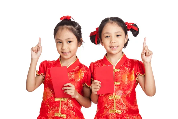 Asiatische Zwillinge Mädchen in chinesischem Cheongsam-Kleid mit roten Umschlägen — Stockfoto