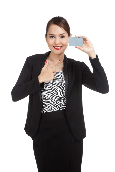 Jovem mulher de negócios asiática apontar para um cartão em branco — Fotografia de Stock