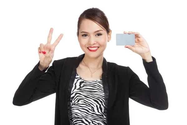 Joven asiática mujer de negocios mostrar victoria con una tarjeta en blanco — Foto de Stock