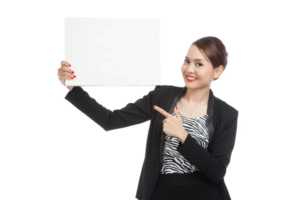 Joven asiática mujer de negocios punto a blanco signo — Foto de Stock