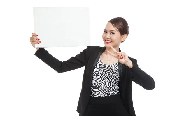 Joven mujer de negocios asiática muestra signo de victoria con signo en blanco — Foto de Stock