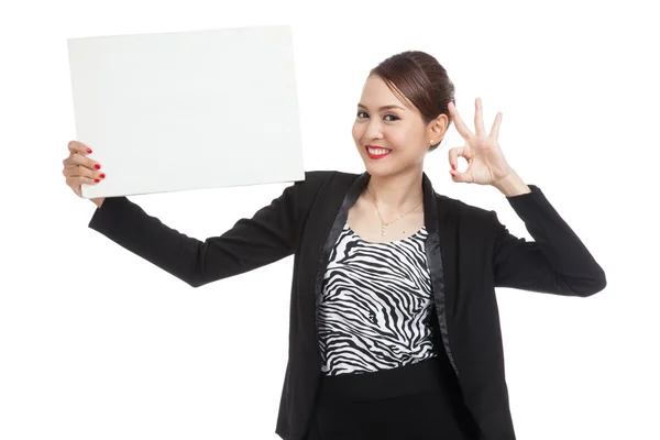 Joven mujer de negocios asiática muestran OK con blanco signo en blanco — Foto de Stock