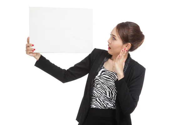 Jonge Aziatische zakelijke vrouw verrassen met witte leeg bord — Stockfoto