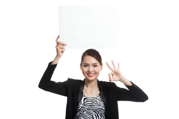 Junge asiatische Geschäftsfrau zeigen ok mit weiß blank Zeichen — Stockfoto