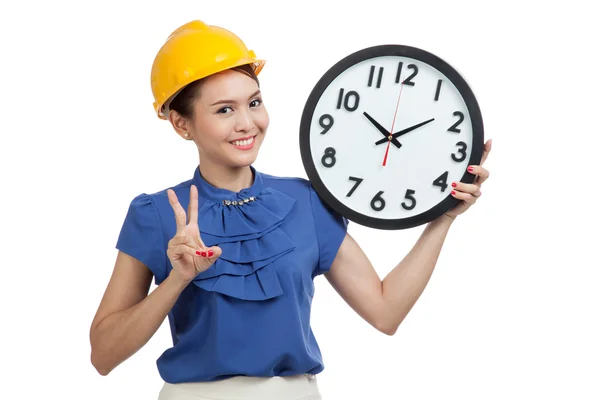 Asiática ingeniero mujer espectáculo victoria signo con un reloj — Foto de Stock