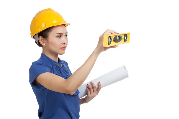 Aziatische ingenieur vrouw met blauwdrukken en niveau — Stockfoto