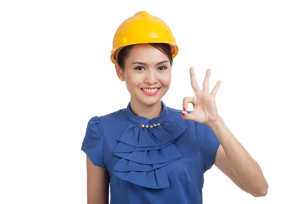 Asiático ingeniero mujer espectáculo OK signo — Foto de Stock