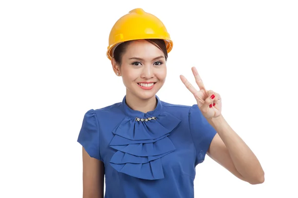 Азиатская женщина-инженер показывает знак победы — стоковое фото