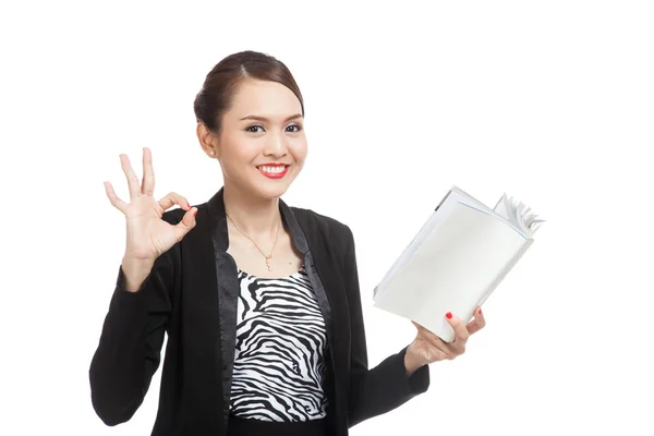 Giovane asiatico business donna spettacolo OK con un libro — Foto Stock