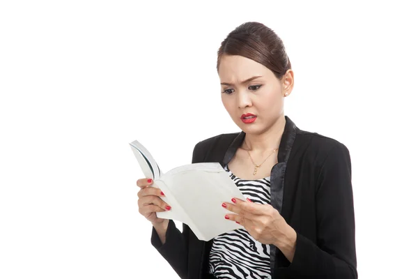 Jovem mulher de negócios asiática confundida com um livro — Fotografia de Stock