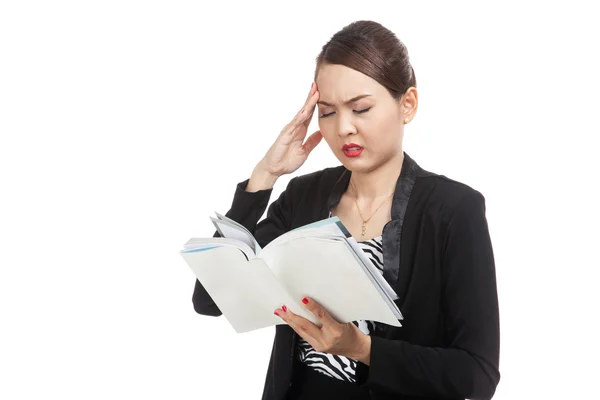 Joven mujer de negocios asiática tiene dolor de cabeza leer un libro —  Fotos de Stock