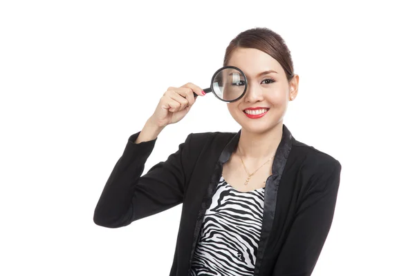 Jeune femme d'affaires asiatique avec une loupe — Photo