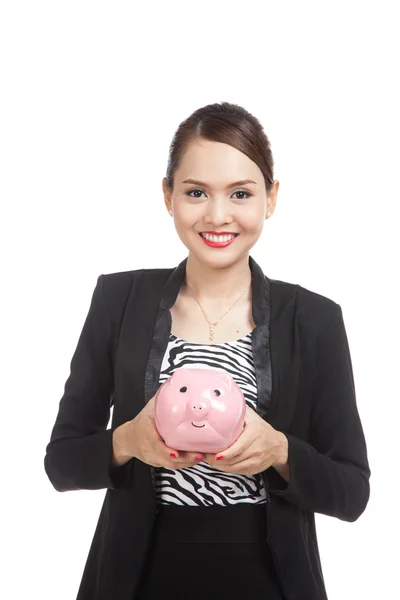 Jonge Aziatische zakenvrouw met een varken munt bank — Stockfoto