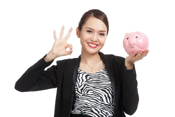 Asian business woman show OK  with pig coin bank — Stock Photo, Image