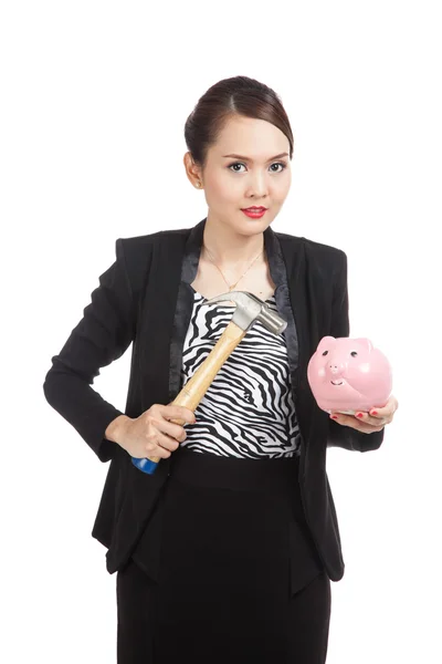 Asian business woman with pig coin bank and hammer — Stock Photo, Image