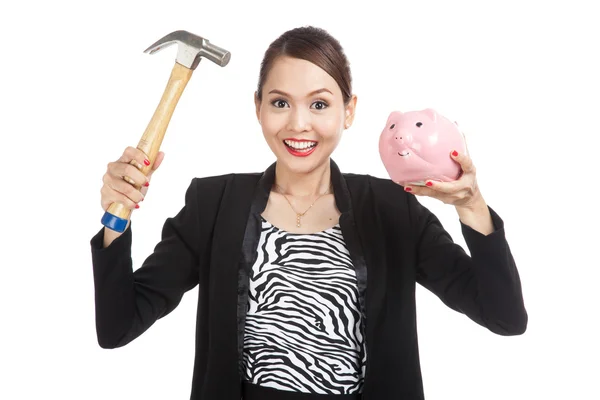 Azjatycki biznes kobieta z banku moneta świnia i młot — Zdjęcie stockowe