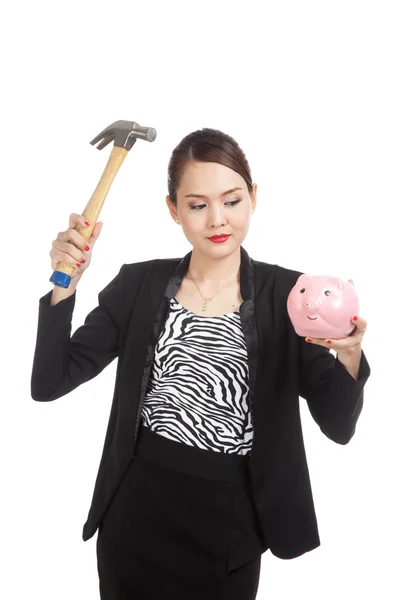Mulher de negócios asiática com banco de moeda de porco e martelo — Fotografia de Stock