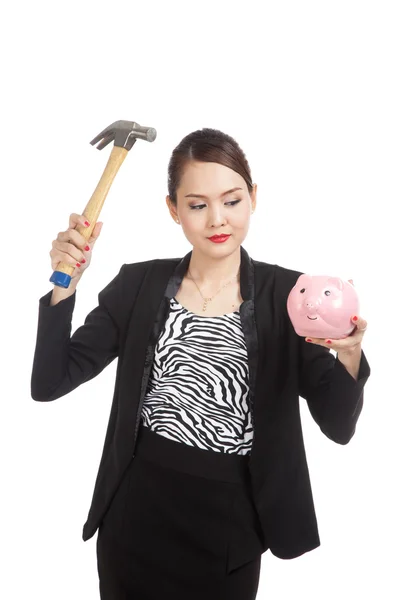 Asian business woman with pig coin bank and hammer — Stock Photo, Image