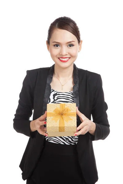 Junge asiatische Geschäftsfrau mit einem goldenen Geschenkkarton — Stockfoto