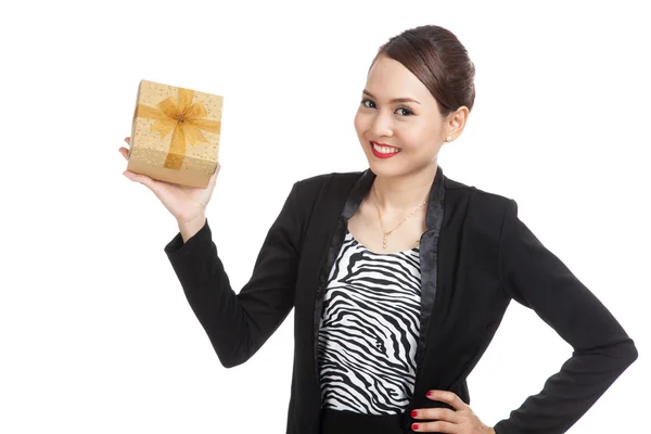 Giovane donna d'affari asiatica con una scatola regalo d'oro — Foto Stock