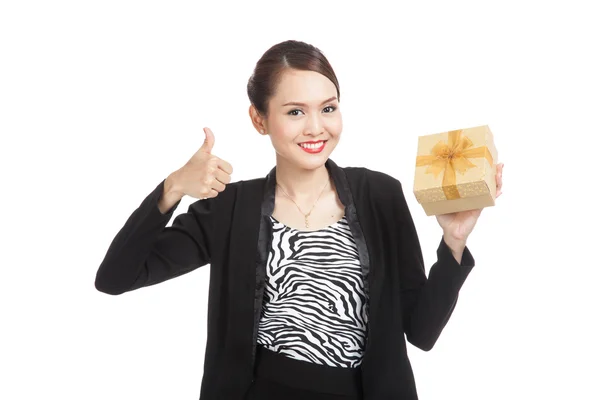 Asian business woman thumbs up with a golden gift box — Stock Photo, Image