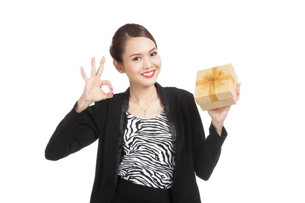 Jonge Aziatische zakenvrouw Toon Ok met een gouden geschenkdoos — Stockfoto