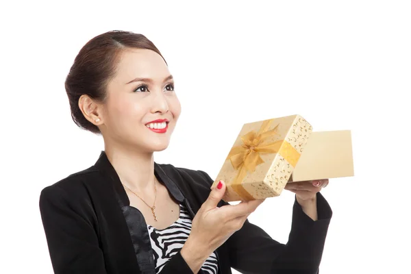 Mladé asijské obchodní žena otevřít zlatý dárkový box — Stock fotografie