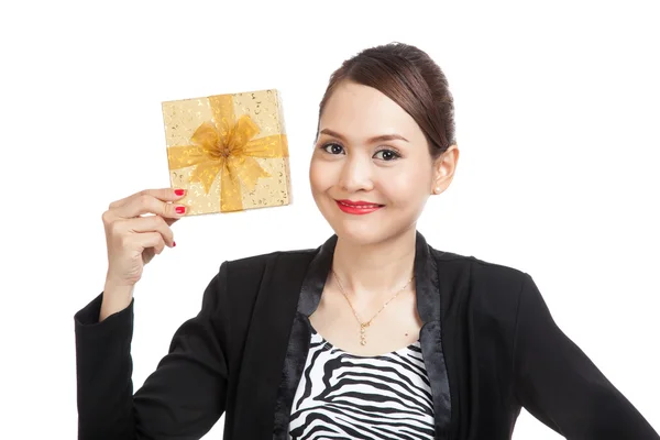 Genç Asyalı iş kadını ile bir altın hediye kutusu — Stok fotoğraf