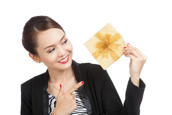 Junge asiatische Geschäftsfrau mit einem goldenen Geschenkkarton — Stockfoto