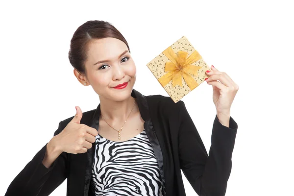 Jonge Aziatische zakelijke vrouw duimen omhoog met een gouden geschenkdoos — Stockfoto