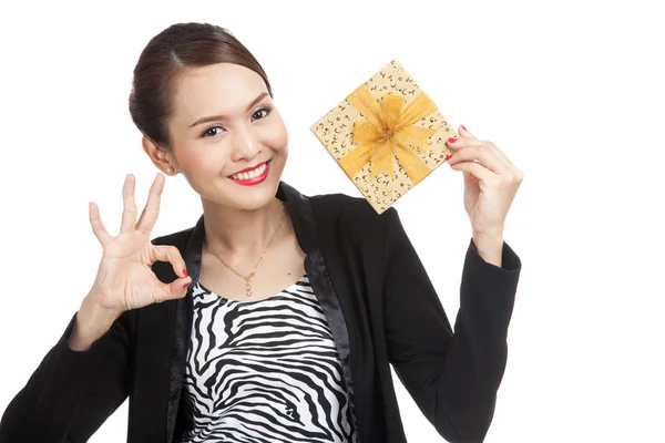 Jonge Aziatische zakenvrouw Toon Ok met een gouden geschenkdoos — Stockfoto