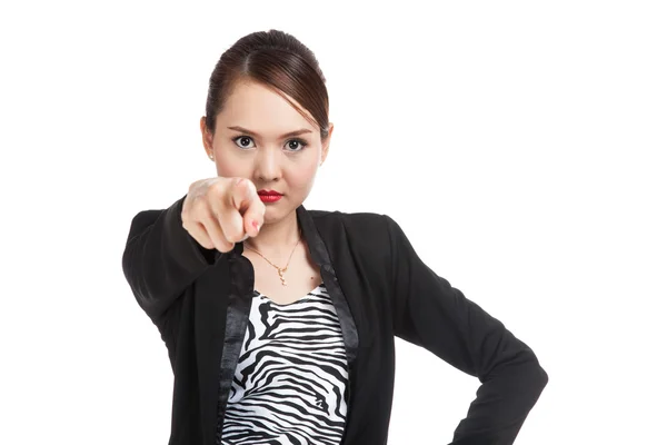 Jonge Aziatische zakenvrouw die boos en punt naar camera — Stockfoto