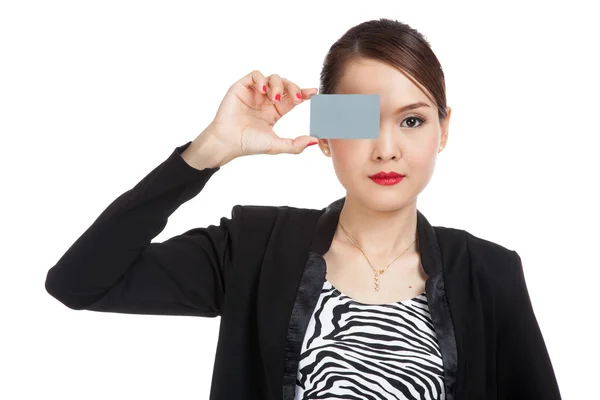 Jonge Aziatische zakenvrouw met een lege kaart over haar oog — Stockfoto