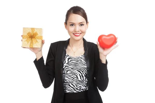 Mujer de negocios asiática con caja de regalo y corazón rojo — Foto de Stock