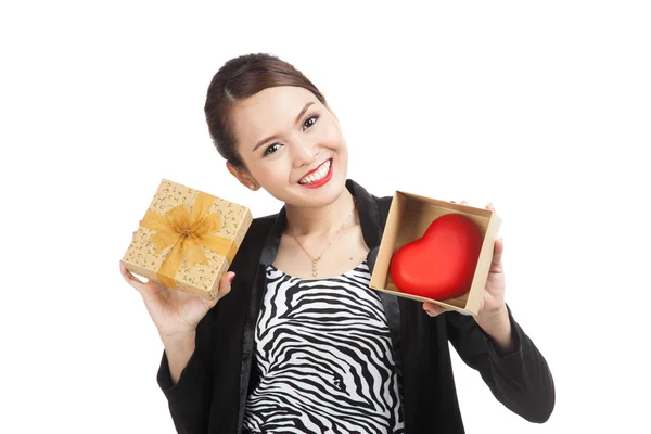 Mulher de negócios asiática com caixa de presente e coração vermelho — Fotografia de Stock