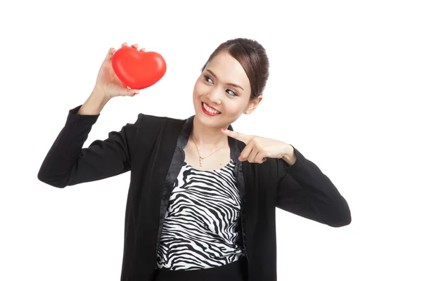 Азиатская деловая женщина указывает на красное сердце — стоковое фото