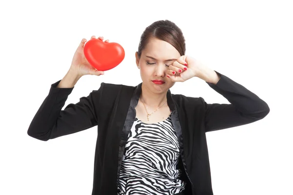 Asiática mujer de negocios triste y llorar con corazón rojo — Foto de Stock