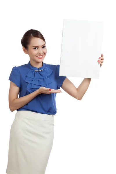 Jonge Aziatische vrouw aanwezig leeg bord met palm hand — Stockfoto