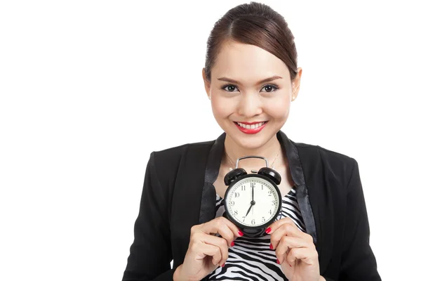 Jonge Aziatische zakelijke vrouw glimlach met een klok — Stockfoto