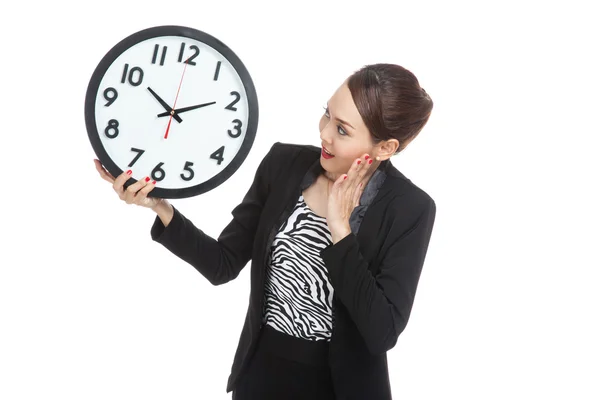 Joven mujer de negocios asiática sorprendida con un reloj — Foto de Stock