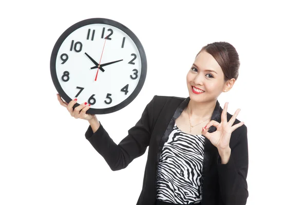 Joven mujer de negocios asiática muestran OK con un reloj —  Fotos de Stock