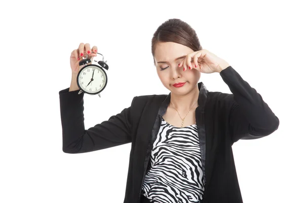 Somnolent jeune femme d'affaires asiatique avec une horloge le matin — Photo