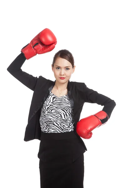 Joven mujer de negocios asiática con guantes de boxeo rojos —  Fotos de Stock