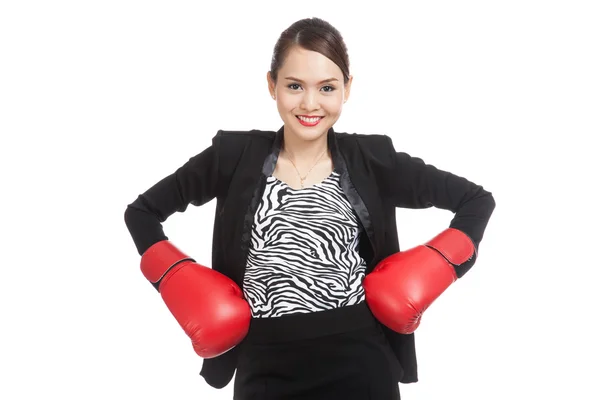 Jeune femme d'affaires asiatique avec des gants de boxe rouges — Photo