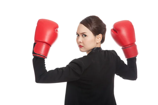 Jovem mulher de negócios asiática com luvas de boxe vermelho — Fotografia de Stock