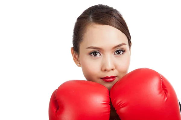 Jovem mulher de negócios asiática com luvas de boxe vermelho — Fotografia de Stock