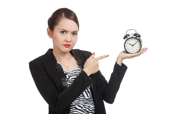 Colère jeune asiatique femme pointent vers une horloge Photo De Stock