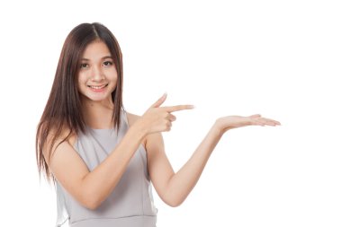 Güzel genç Asyalı kadın noktası el palm