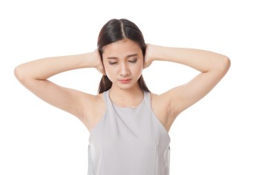 Genç Asyalı kadın kulaklarını kapat